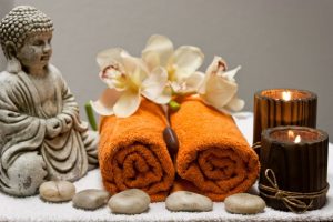 Thajská masáž – ručníky, olej, buddha